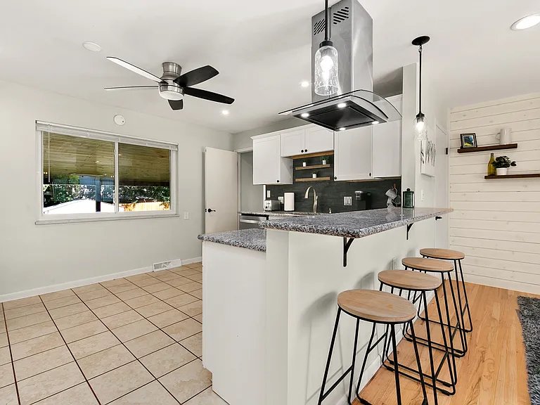 228 Clover Ln #UP — Photo 4