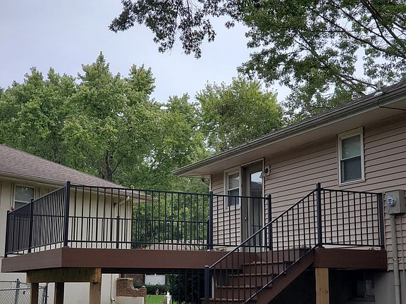 Nice deck off the dinning rm