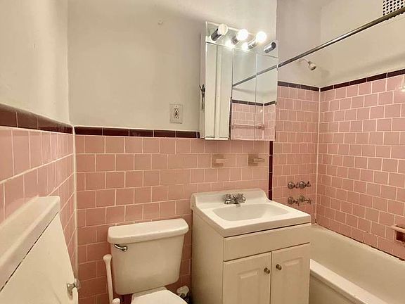 4th image of 315 E 5th St APT 4a