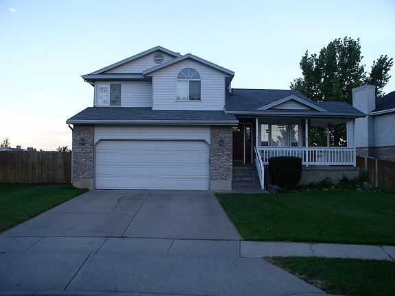 House sits at the end of the cul de sac