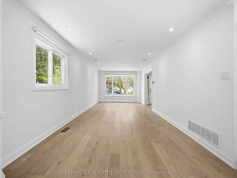 251 Osmond Cres — Photo 10