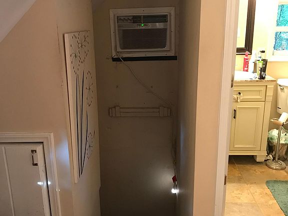 View of entryway (stairs)