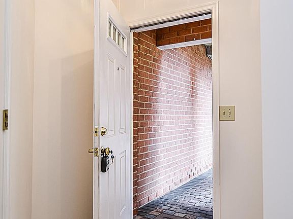 3rd image of 6924 Fairfax Dr Unit 100