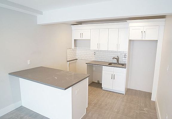 4th image of 352 Willis Ave #2