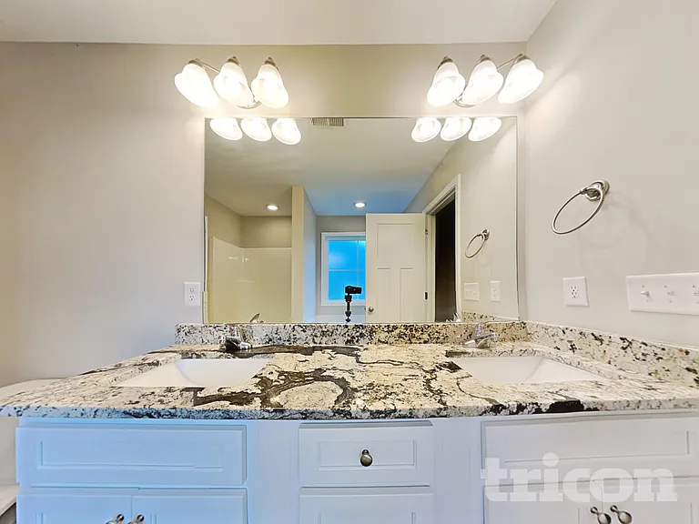 228 Hallmark Cir — Photo 8