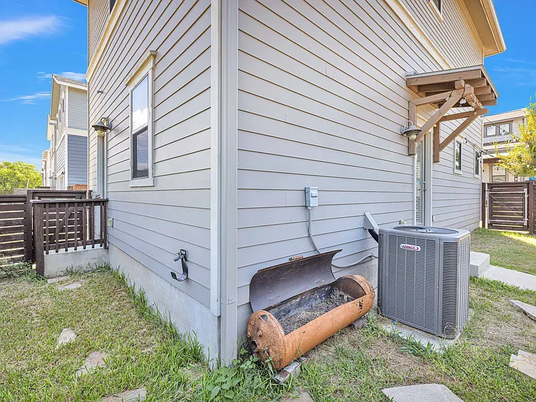 1162 N Olive St — Photo 23