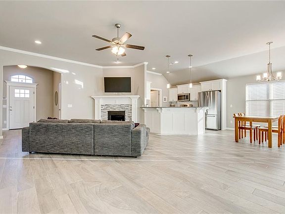 4th image of 1724 Blake Way