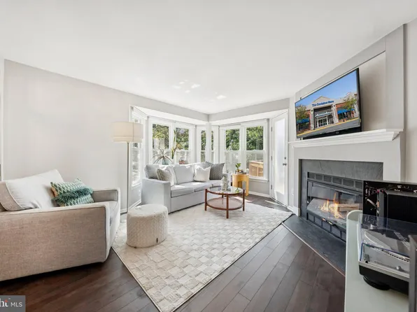 1692 Oaktree Ct, Reston, VA 20194