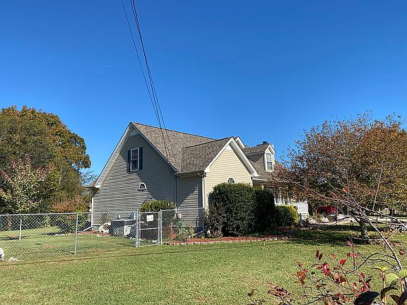3rd image of 1004 Fall Creek Dr