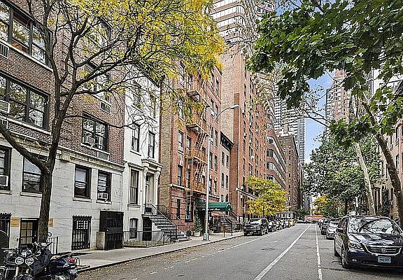 5th image of 224 E 48th St APT 6D