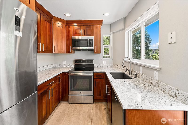 4th image of 27917 10th Avenue S #2