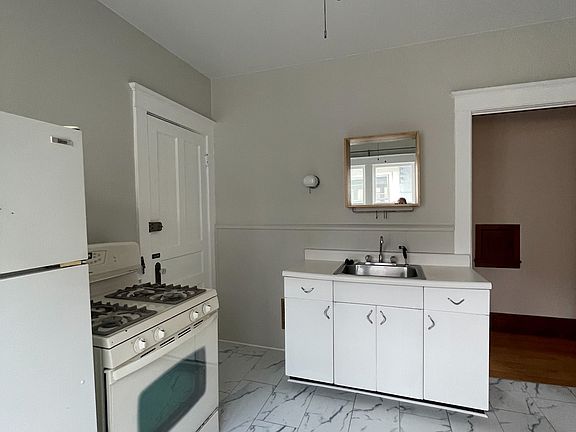 4th image of 445 Potomac Ave #2
