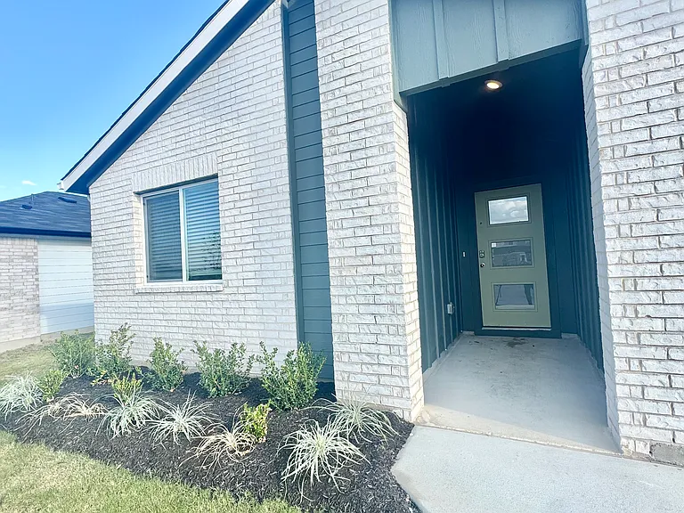 169 Gablynn Cv — Photo 4