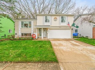 352 Surrey Hts, Westland, MI 48186