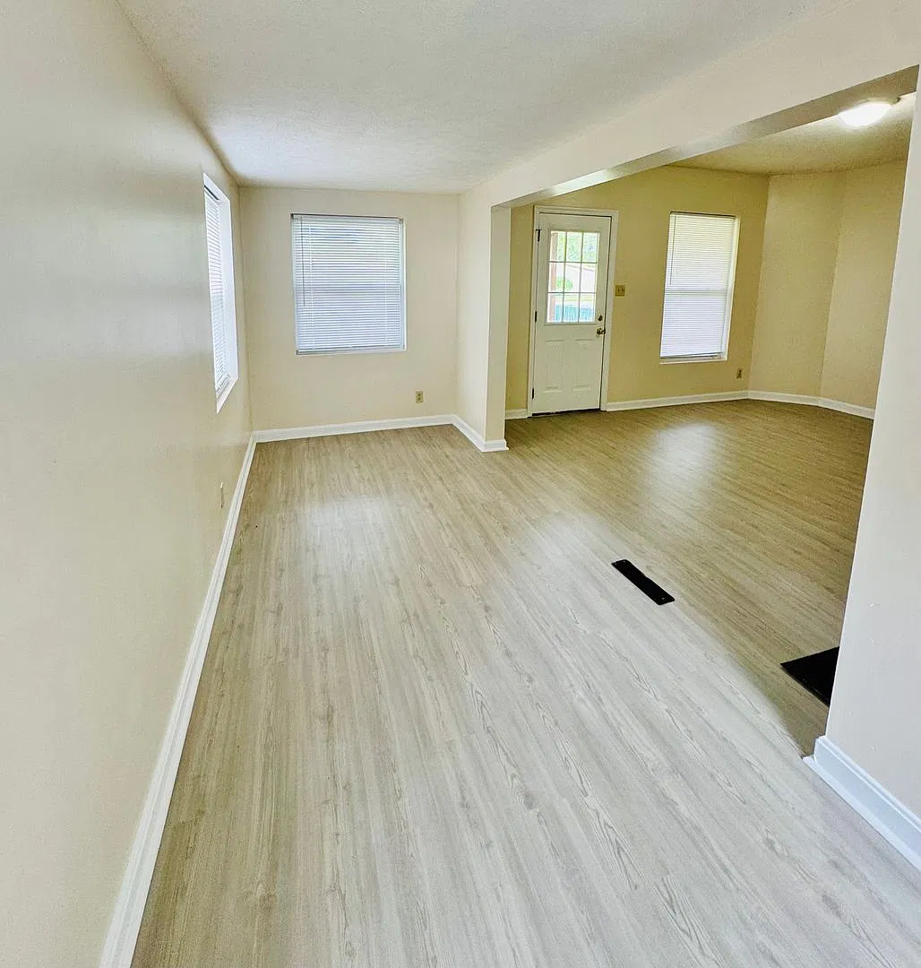 Like new with 2 car garage! Prequalified showings only! — Photo 3