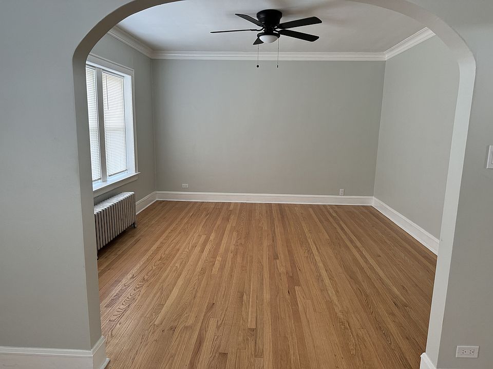 Living Room: 15 x 13