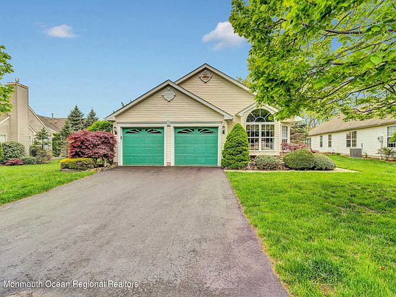 4th image of 2 Pine Hollow Ln