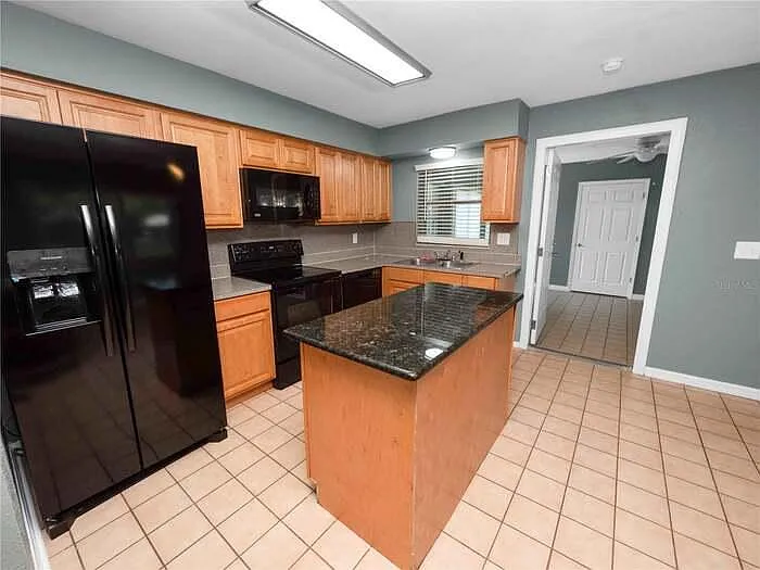 3 bed, 2.0 bath, 1114 sqft, $2,400 — Photo 3