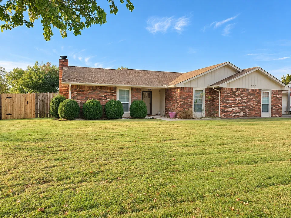 935 Rose Tree Ln