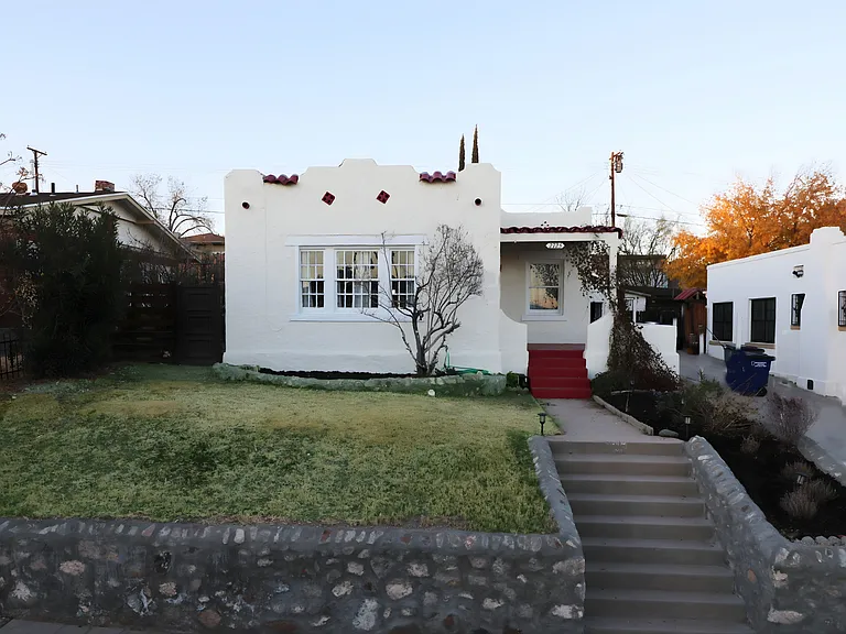2725 Gold Ave — Photo 1