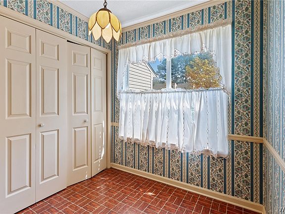 5th image of 2300 Fairfax Ln