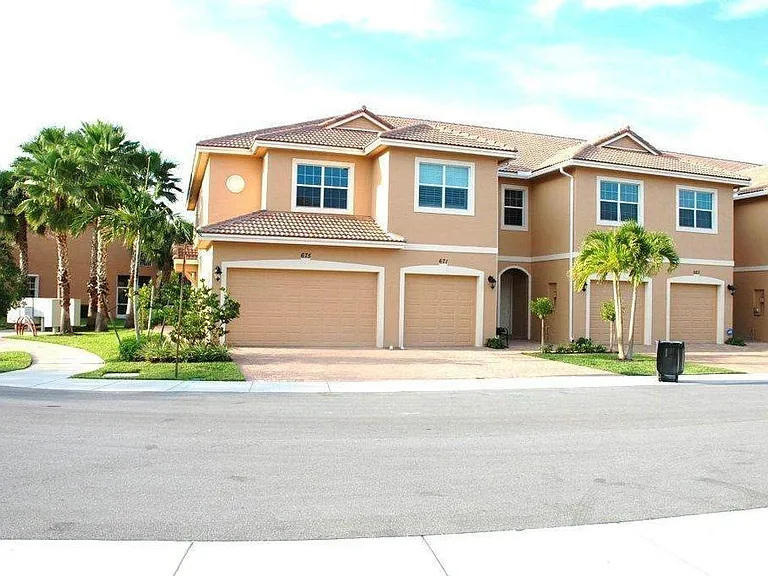 675 SW Glen Crest Way — Photo 2