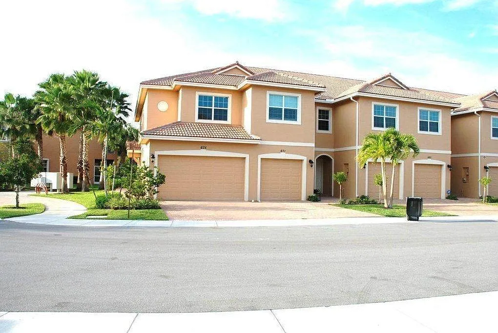 Building Photo - 675 SW Glen Crest Way