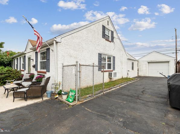 9805 Woodfern Rd, Philadelphia, PA 19115