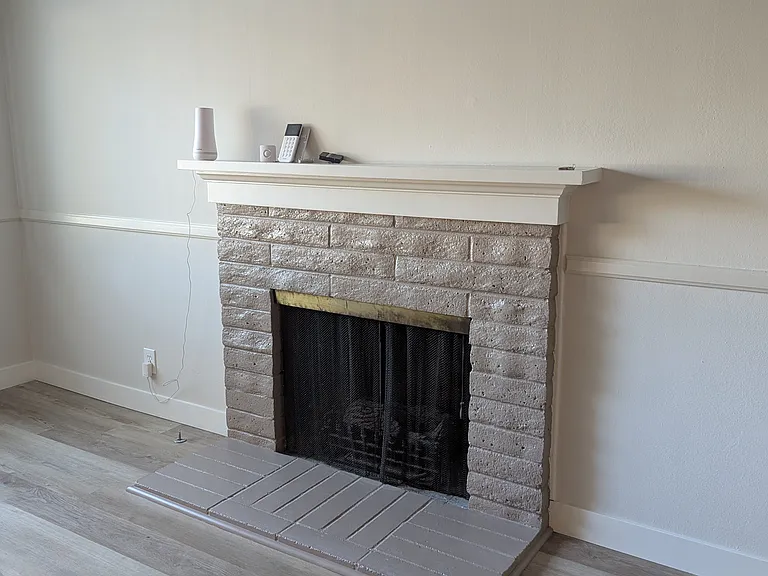 FIREPLACE ON LIVINGROOM