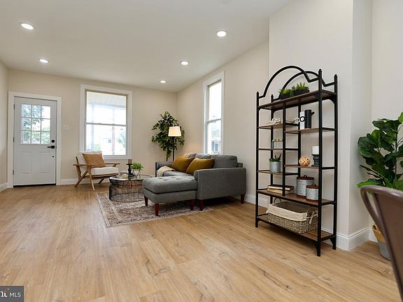 4th image of 428 Reno Ave