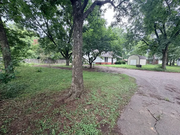 425B 2nd St, Henderson, TN 38340