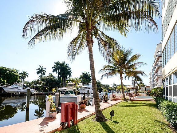 2nd image of 40 Isle Of Venice Dr APT 5