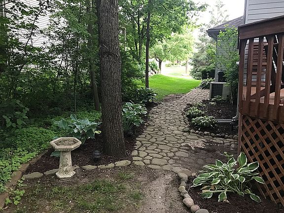 4th image of 886 Laurel Ln