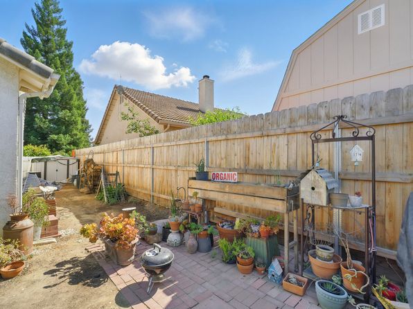2538 W Perez Avenue, Visalia, CA 93291