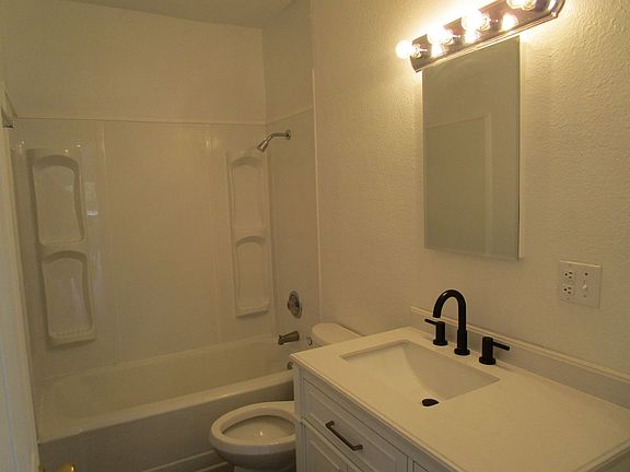 4th image of 563 NE 2nd St