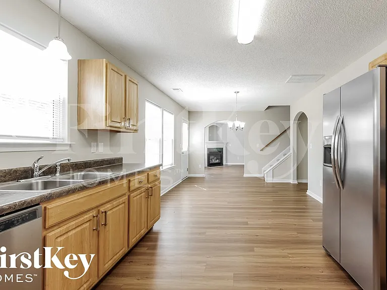 1102 Eastwood Dr — Photo 8