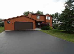 5 Foxshire Ln, Rochester, NY 14606