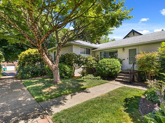 5th image of 2940 SE Brooklyn St