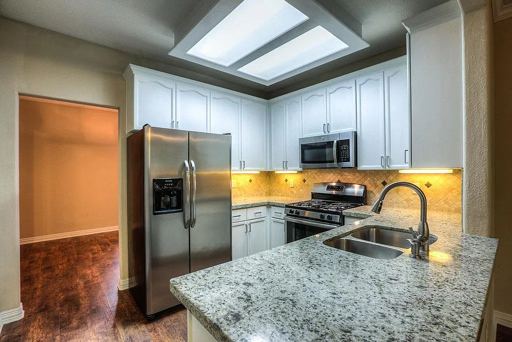 3 bed, 2.5 bath, 1589 sqft, $1,900 — Photo 4