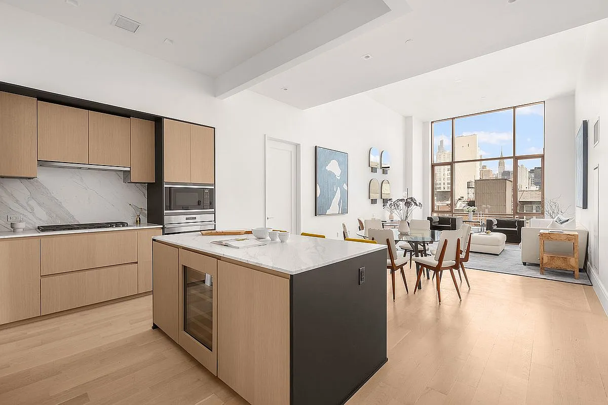 215 E 19th St APT 4D photo 1