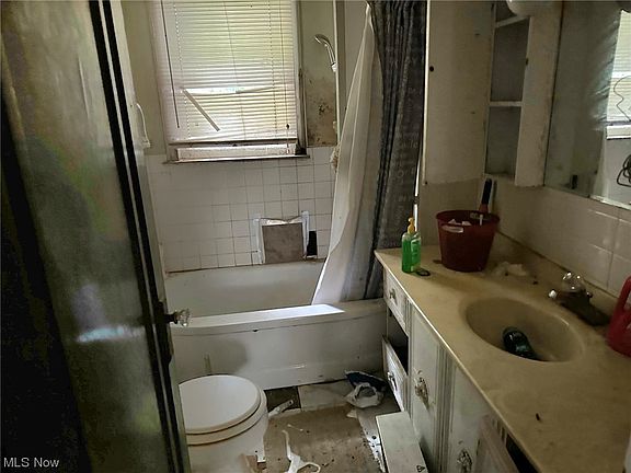5th image of 105 Lucy Dr
