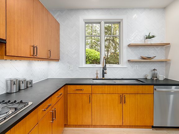 Light and bright - open shelving and plenty of cabinets