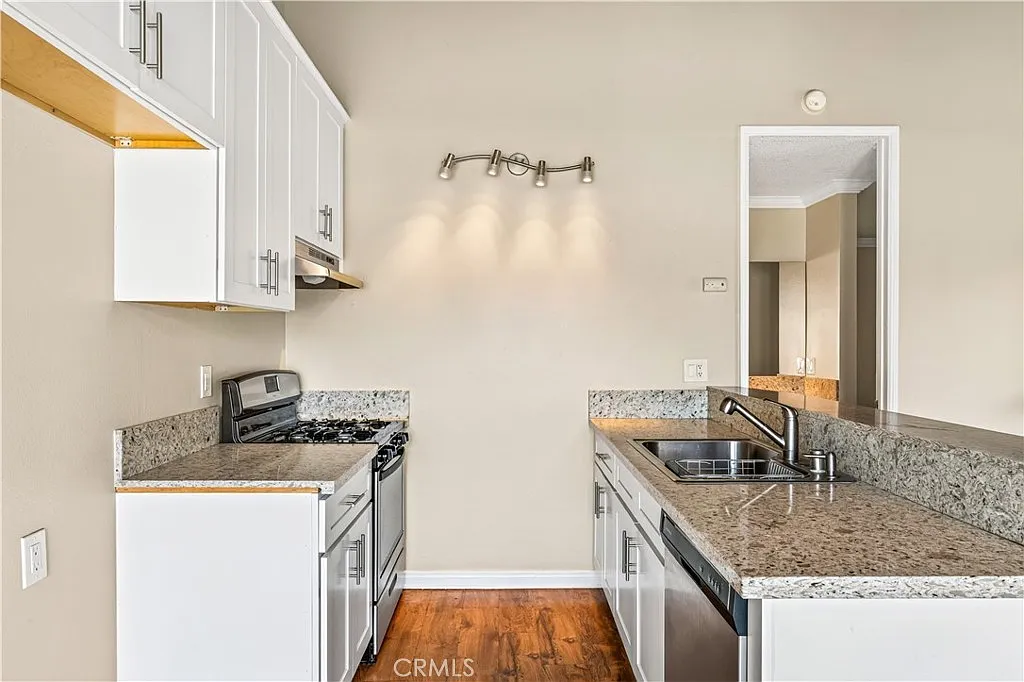 1 bed, 700 sqft, $2,295 — Photo 3