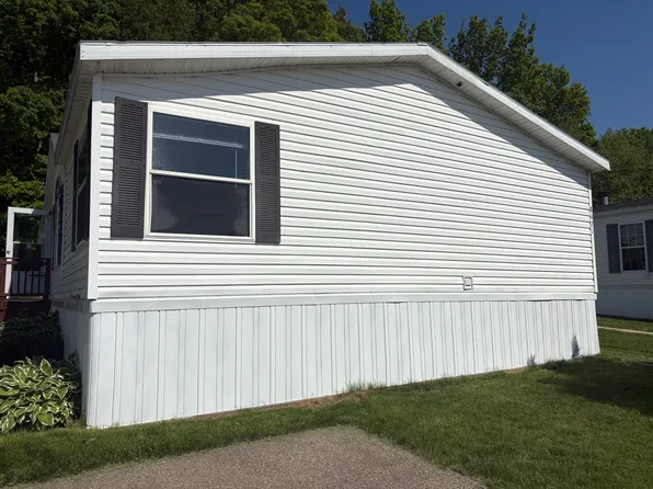 8471 Barkwood Cir, Fenton, MI 48430