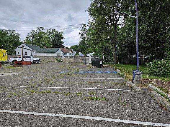 5th image of 210 Ecorse Rd