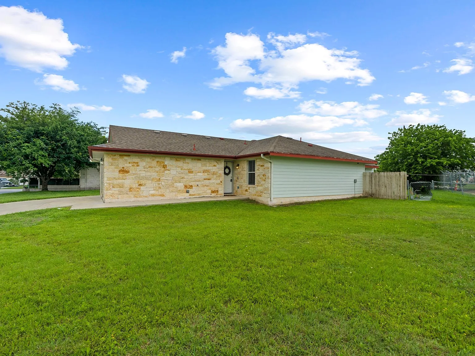 3 bed, 2.0 bath, 1082 sqft, $1,525 — Photo 3