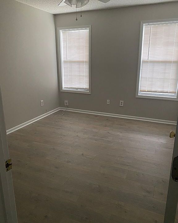 Middle Bedroom 