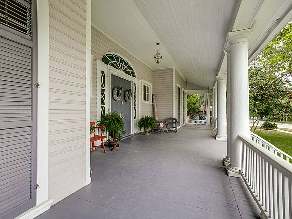 3rd image of 209 W Woodlawn Ave