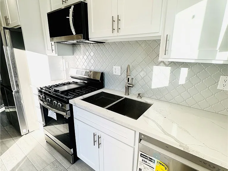 9318 Encino Ave — Photo 3