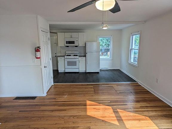 4th image of 1013 School Ln